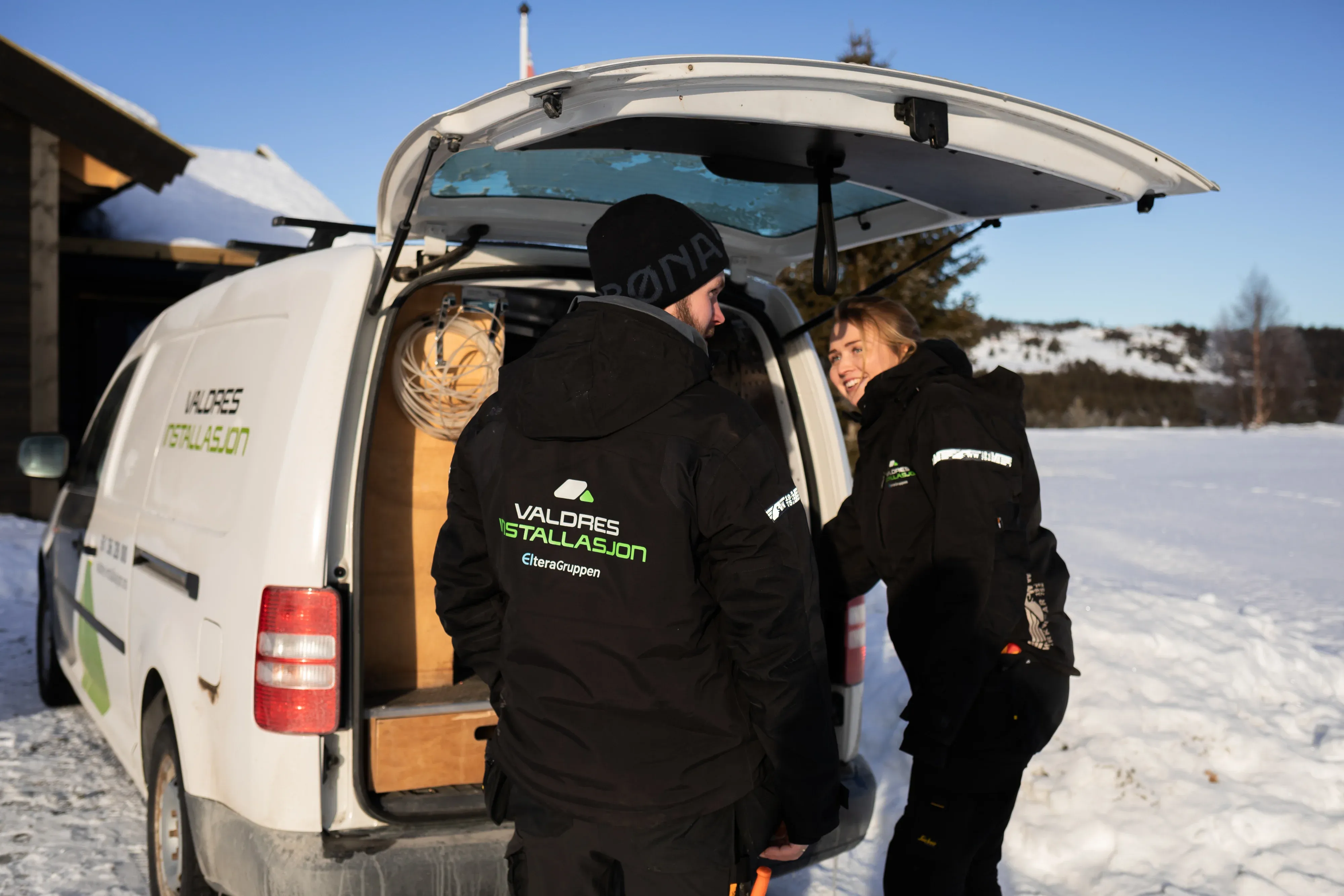 to Valdres Installasjons ansatte og en Valdres Installasjons bil
