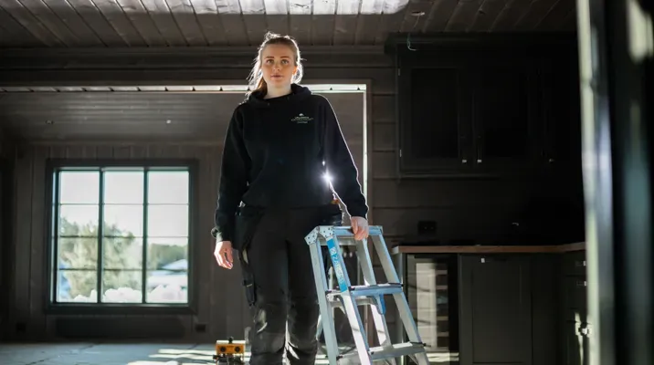 Oda Viste som holder en stige