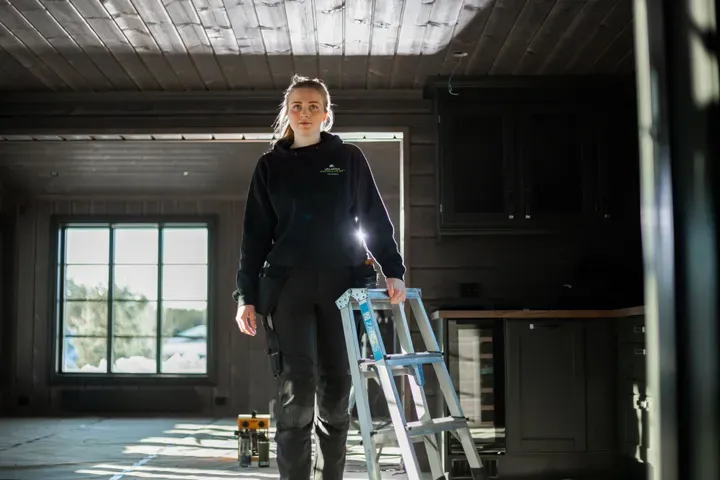 Oda Viste som holder en stige
