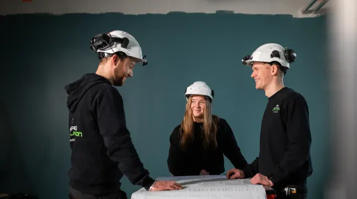 tre Valdres Installasjons ansatte som smiler