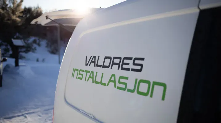 siden av en Valdres Installasjons bil
